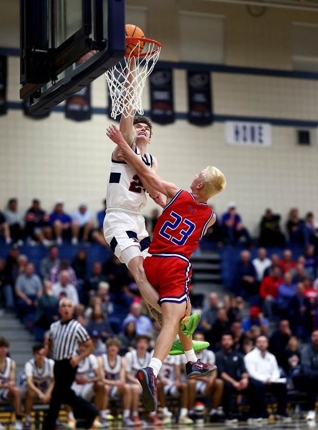 Rowan Lemmons of Mountainview dunks over Pinnacle's Jayden Haynesworth. (Photo: Kevin French)