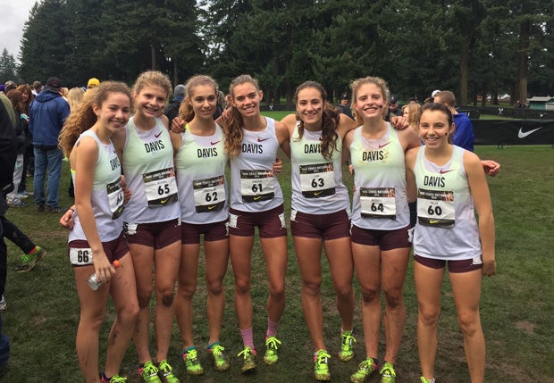 O'Keeffe, center, with her Davis cross country teammates.