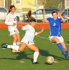 Fossil Ridge's Giulia Silva (center).