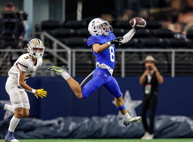 Gunter's Ethan Sloan makes a one-handed grab in the UIL 3A Division 2 final against Poth. The Tigers won 42-7 and finished 16-0. (Photo: Freddie Beckwith)