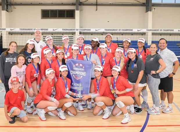 No. 4 Mater Dei poses with its Nike Tournament of Champions trophy and banner after beating No. 2 Marymount in the finals. The match of last week's Durango Fall Classic semifinals won by Marymount. (PHOTO: Darin Sicurello)