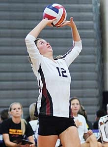 Ryann Chandler, daughter of former  NFL QB Chris Chandler, will play at  Pepperdine next year.