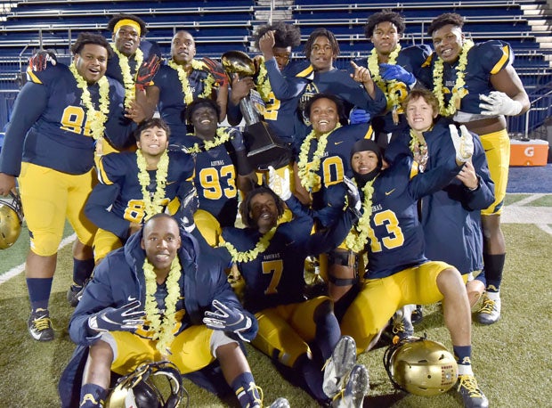 St. Thomas Aquinas celebrates its 2019 Geico victory over St. Louis (Honolulu).