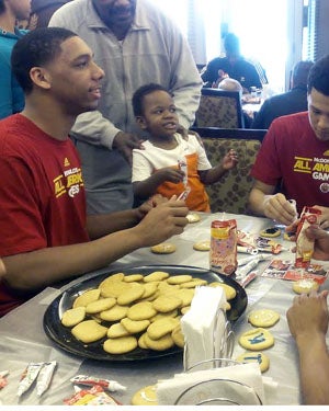 Players helped decorate cookies with the kids
at the Ronald McDonald House. 