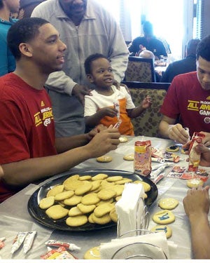 Players helped decorate cookies with the kids
at the Ronald McDonald House.