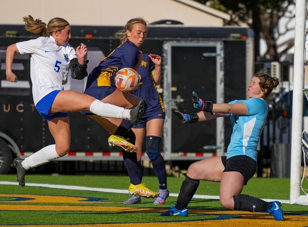 Midlothian forward Brooklyn Piper drives the net as Highland Park's Emerson Andrews (a Kentucky commit) and keeper Claire Binns defend. (Photo: Kenneth Murphy)