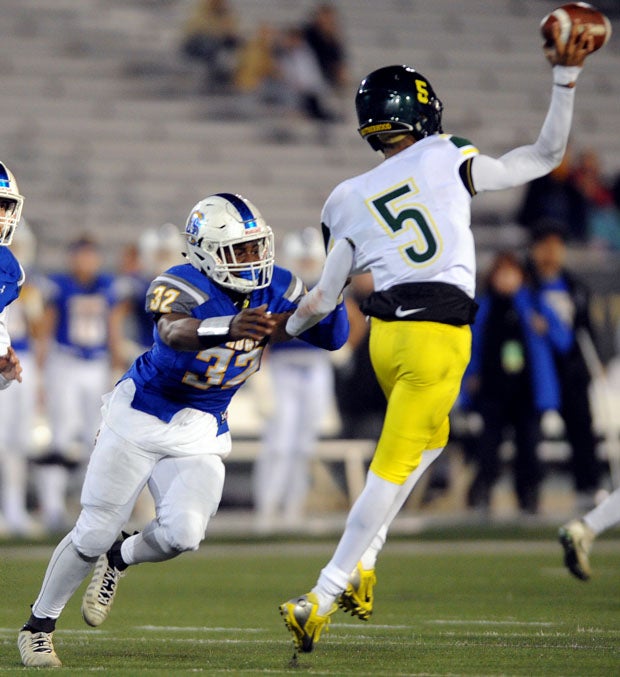 Serra linebacker Montez Davis (32) had two sacks on Cajon quarterback Jayden Daniels.