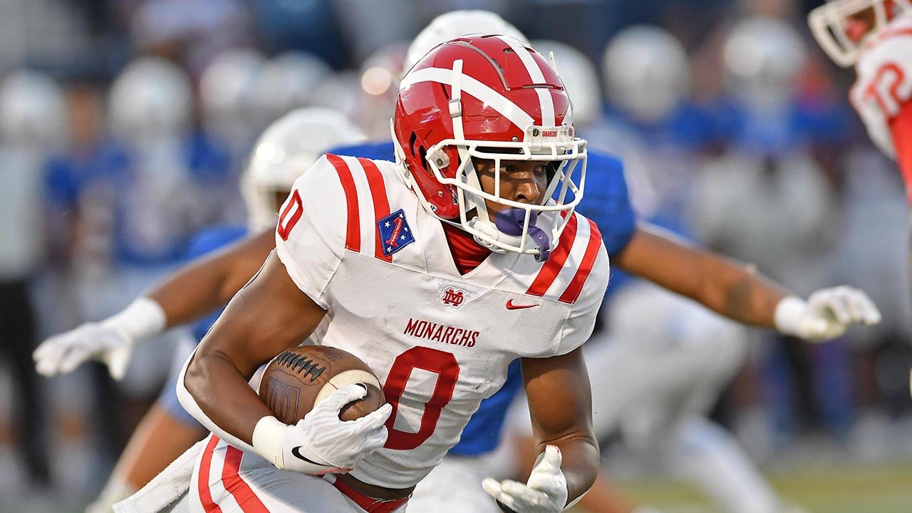 High school footbal: No. 2 Mater Dei roars back to beat No. 6 Bishop Gorman 24-21