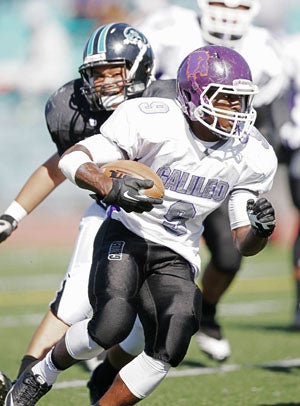 Galileo's Ronzel Fox rushed for 128 yards
and two touchdowns, including the go-ahead
score with less than six minutes left.