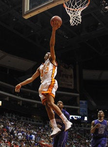 CSD's K'Lynn Robinson goes high
above the crowd to put in two
of his 14.