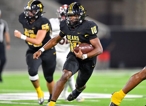 Also a standout basketball player, Terry Bussey of Timpson combined to throw and run for over 4,700 yards and 72 touchdowns as a junior. (Photo: Dustin Nguyen)