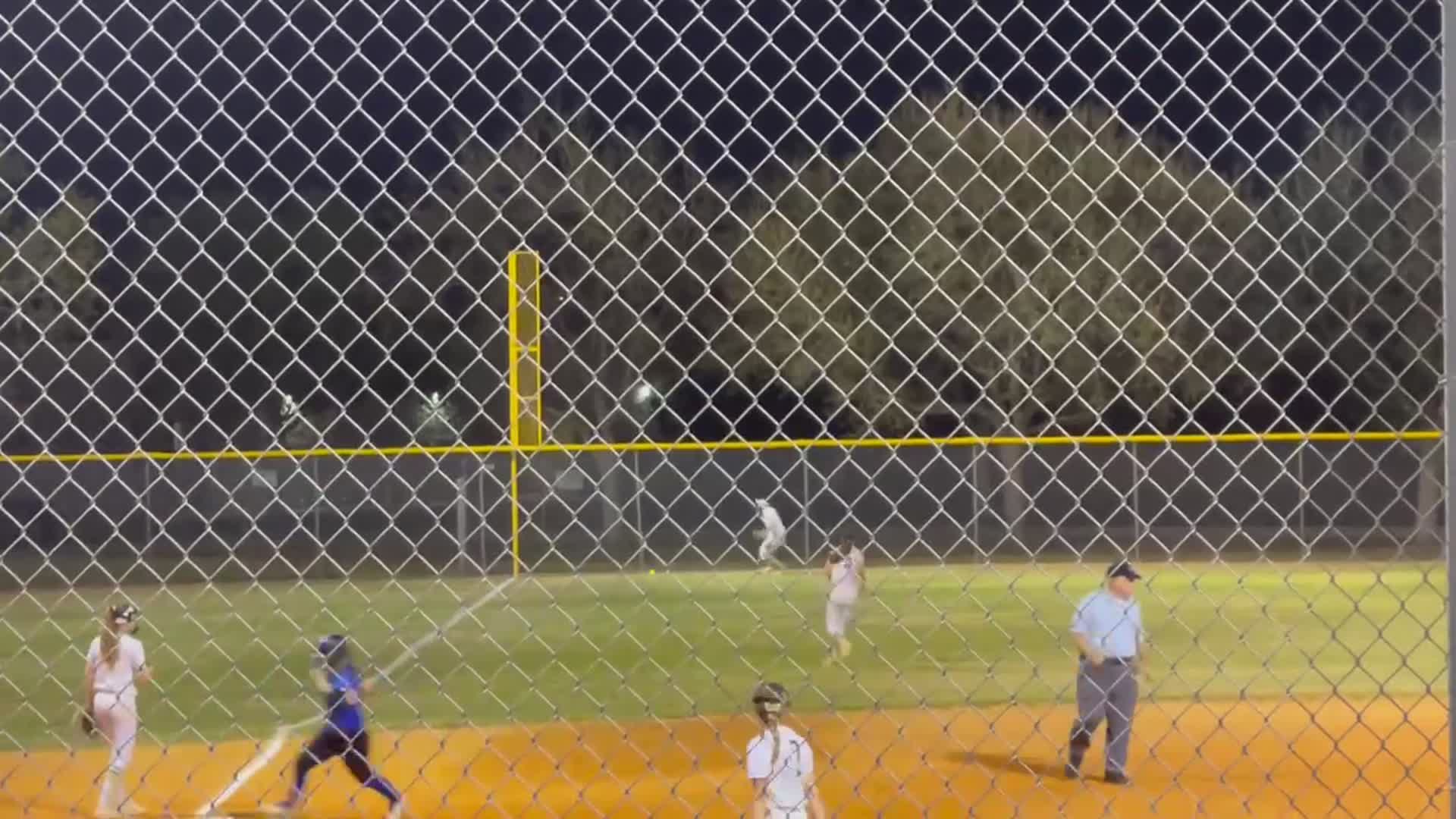 Softball Game Preview: Riverview Sharks vs. Sumner Stingrays