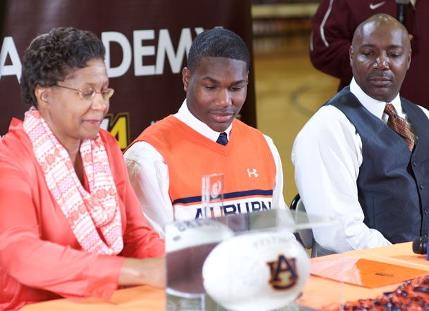 Kerryon Johnson of Madison Academy (AL) signed with Auburn.