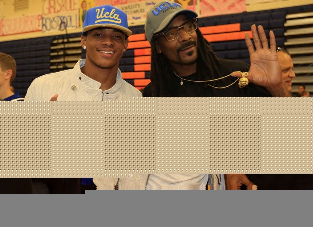 Cordell Broadus of Bishop Gorman (NV) poses with Papa Snoop after signing with UCLA.