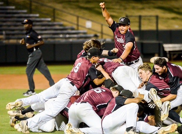 Hamilton celebrates its Arizona 6A title.