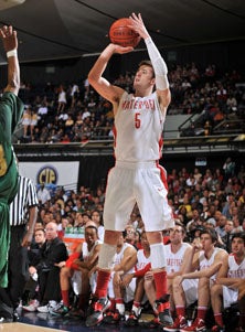 Katin Reinhardt and his picturesque
jumper hope to lead Mater Dei to
a second straight Division I title.