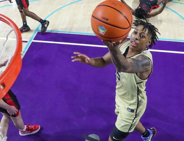 Deshawn Harris-Smith attacks the basket against Lake Highlands (Texas) at the City of Palms Classic. (Photo: Pete Wright)