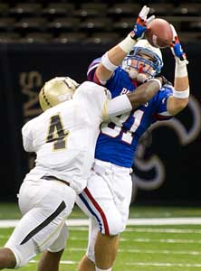 Curtis tight end Hunter Thiboudeaux
makes a catch in front of a Plant defender.