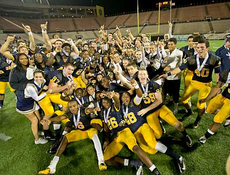 St. Thomas Aquinas celebrates its victory over Lincoln in the Class 7A title game.