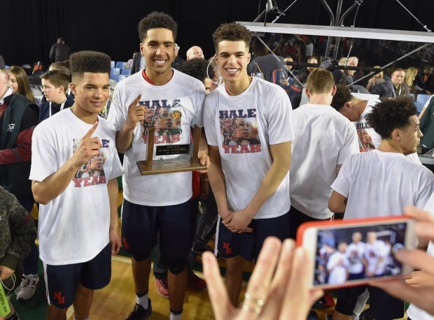 Michael Porter Jr. (right) with brothers Coban and Jontay after winning Washington's Class 3A state title in 2017. 