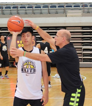 Frank Allocco gives personal shooting drills
in Shanghai. 