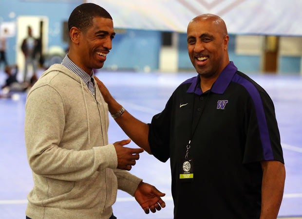 Connecticut's Kevin Ollie (left) and Washington's Lorenzo Romar share a laugh.