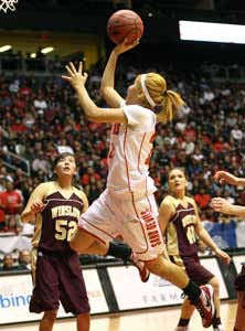 Malarie Williams goes up for two
of her game-high 16 points.