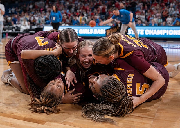 Fairfield celebrates after stunning Jim Ned with a late comeback to win the Class 3A Division 1 state title in Texas. (PHOTO: Alex Garza)
