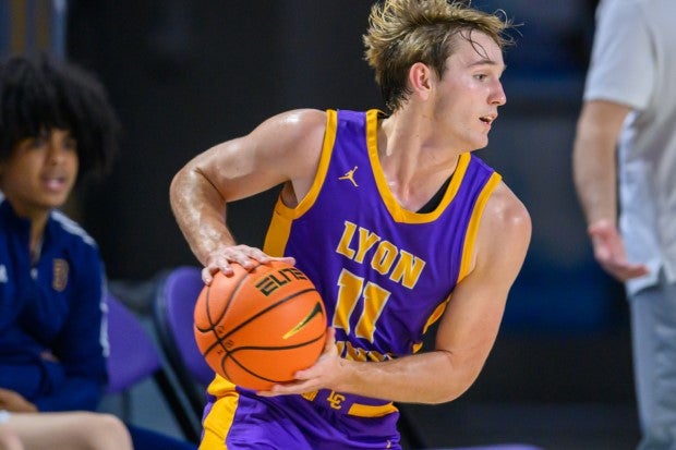 Four-star Kentucky signee Travis Perry went off for 40 points in the  City of Palms Classic Small Town Signature Series title game. (Photo: Eugene Alonzo)