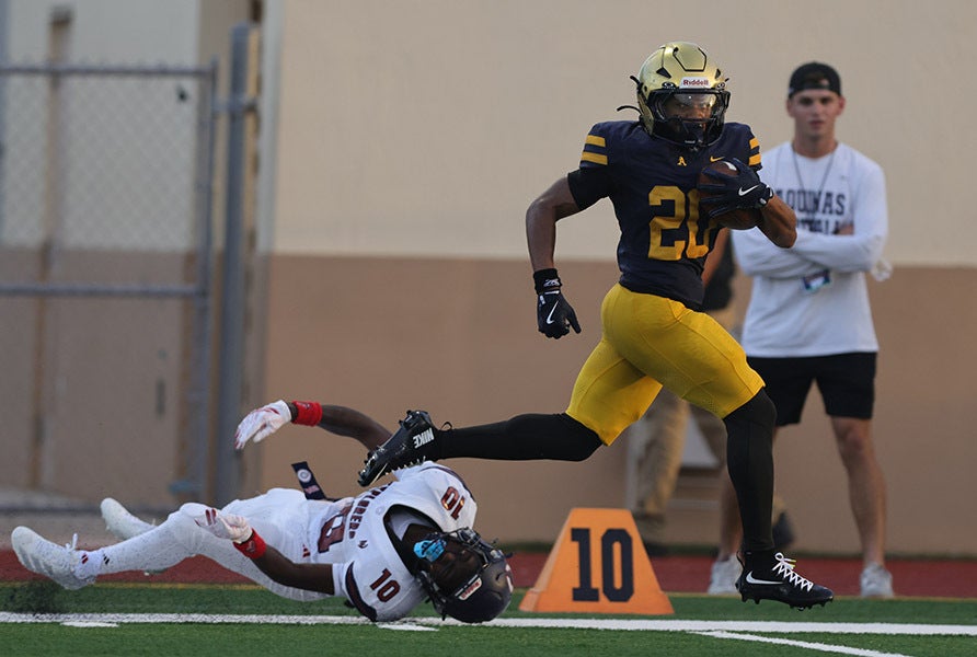 St. Thomas Aquinas running back Tyler Reid had a career night with 338 yard, including the game-decider in the fourth quarter as the No. 1 Raiders held off No. 6 Columbus 31-24. (PHOTO: Jeff Klein)