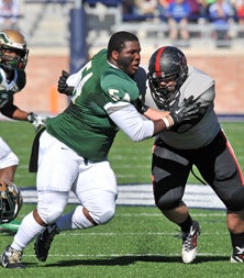 DeSoto defensive lineman Bryce
English loses his helmet in 
pursuit of Colby Mahon. 