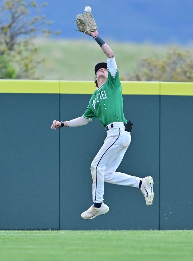 Thunder Ridge center fielder Brody Dinges makes a late inning catch against crosstown rival Mountain Vista. (Photo: Paul Shepardson)