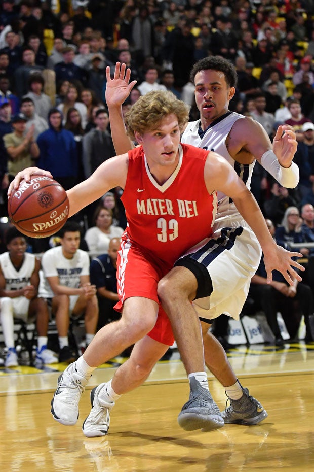 Mater Dei's Reagan Lundeen (33) drives toward the hoop in first-half action.