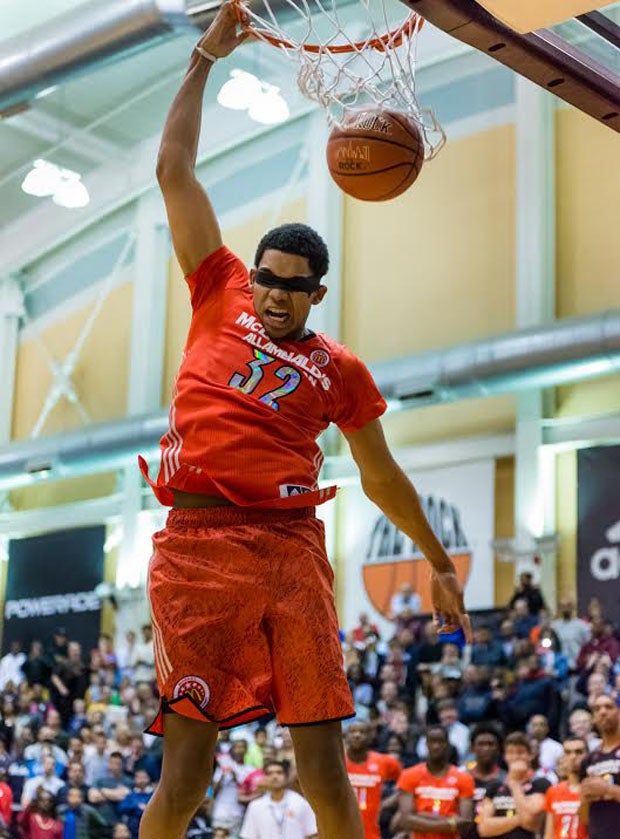 Kentucky-bound Karl Towns Jr. wears a blindfold and puts down an impressive dunk in the first round. 