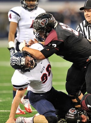 Allen Eagles quarterback Kyler Murray (1) scores a touchdown against the  Pearland Oilers during the Texas