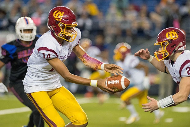 Paolo Banchero handing off during the 2017 Class 3A state championship game, an O'Dea win over Metro League rival Rainier Beach.