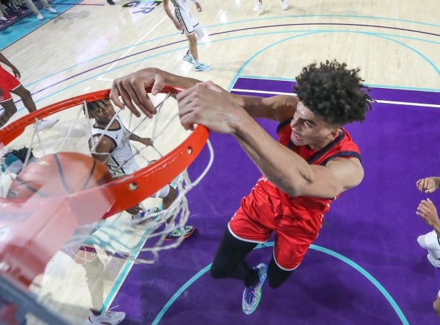 Cameron Boozer is the only sophomore and just the second non-senior to win MaxPreps National Player of the Year honors. (Photo: Pete Wright)