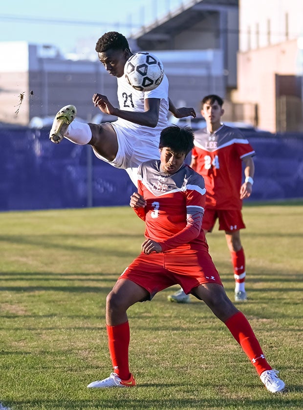 In a clash between district rivals in San Antonio, Lee won the match 6-1 despite losing this duel.