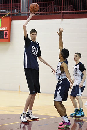 7-foot-7 Romanian freshman Robert Bobroczky plays high school basketball  for Ohio's SPIRE Institute