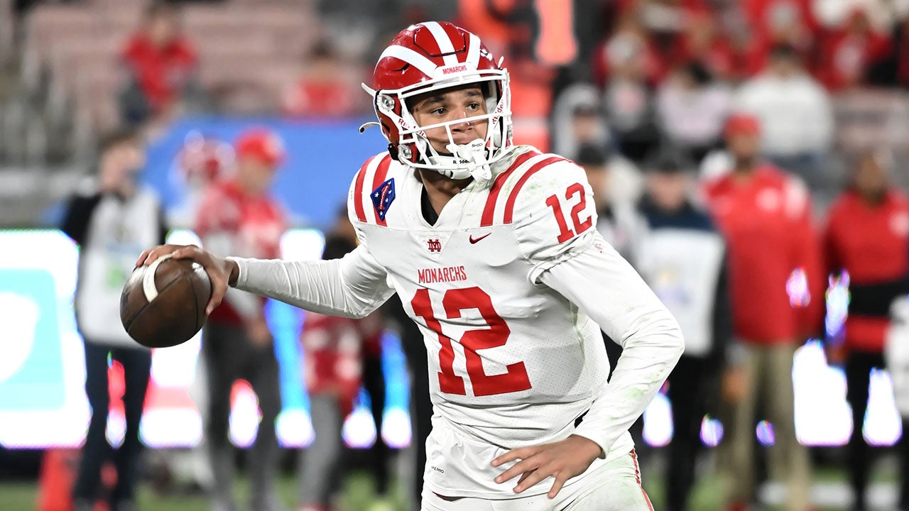 High school football: Star Southern California quarterback Elijah Brown of Mater Dei commits to Stanford