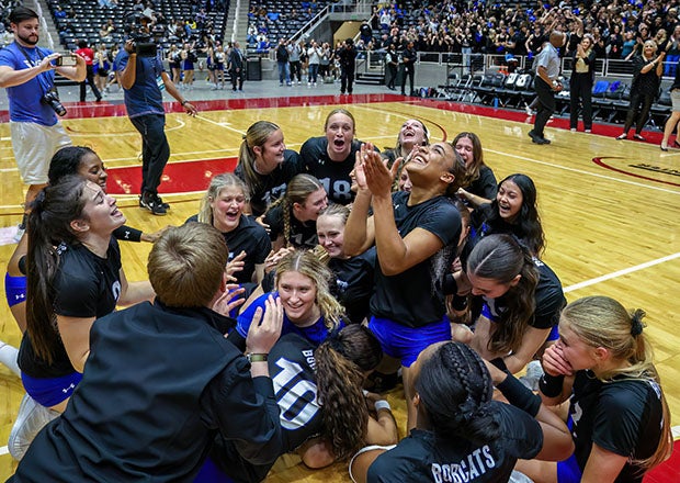Byron Nelson players celebrate after sweeping Stratford in the Class 6A Division 2 state championsip game, capping a 40-1 campaign and helping the Bobcats become MaxPreps National Champions. (Photo: Freddie Beckwith)