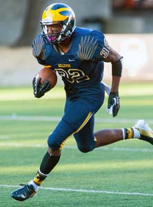 Bellevue running back Bishard Baker
carries during his team's victory over
Trinity on Thursday night.