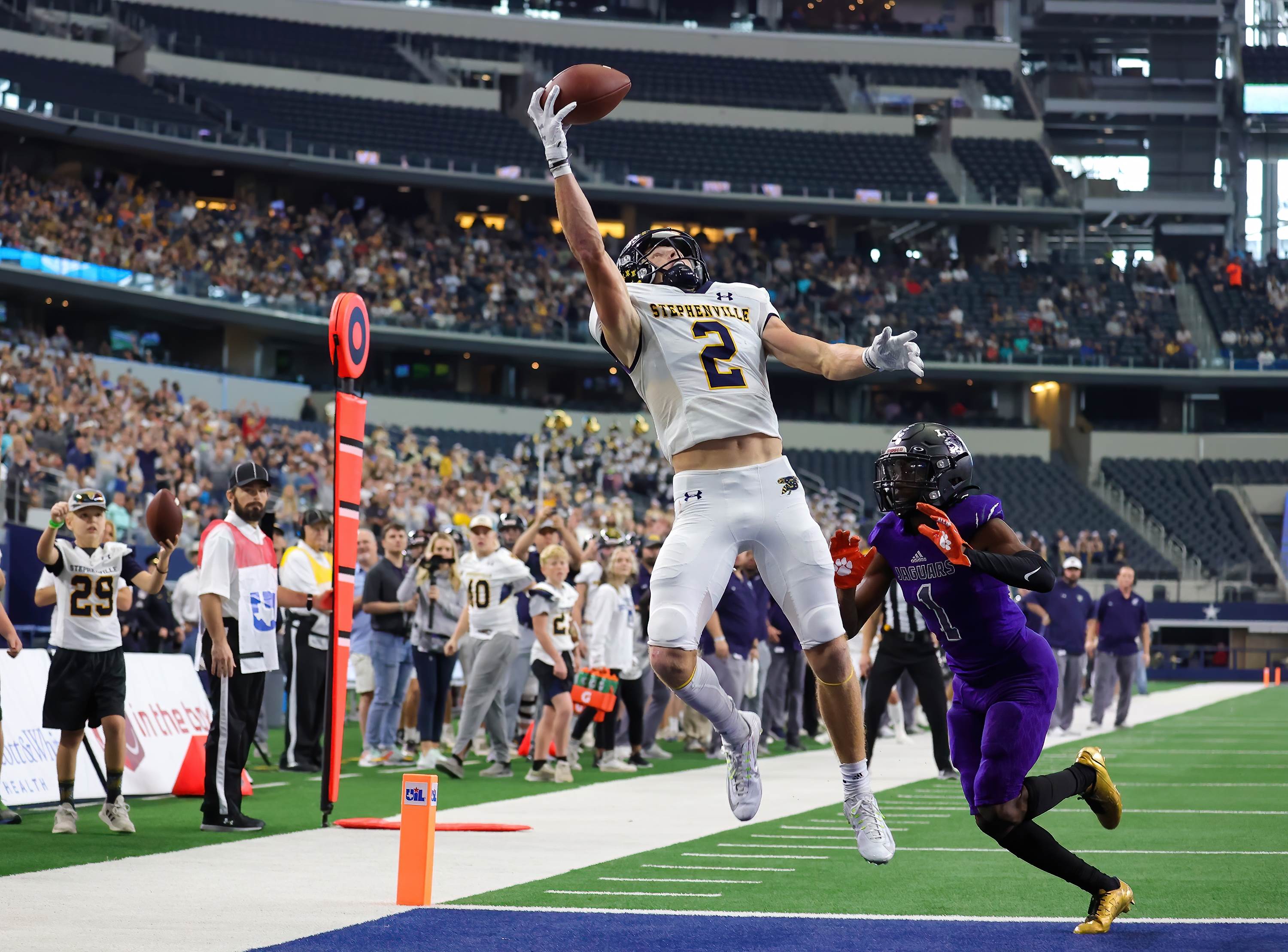 Stephenville's Coy Eakin makes a spectacular one-handed touchdown catch in the Yellow Jackets' 38-21 win over LBJ Austin in the UIL 4A Division 1 finals at AT&T Stadium.