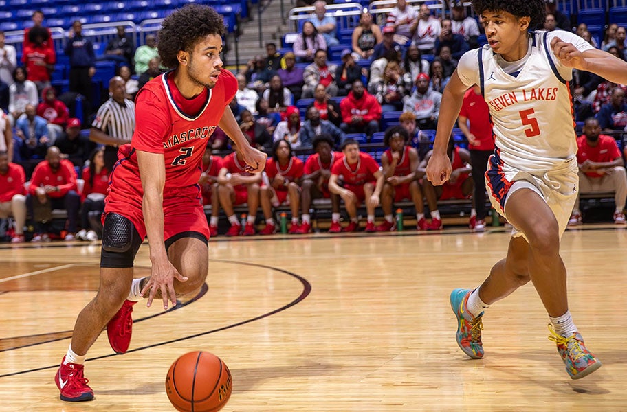 Jachai Cantave was the catalyst down the stretch for Atascocita on Tuesday, scoring nine points in the fourth quarter to close out the 78-66 upset win over No. 8 Seven Lakes. (FILE PHOTO: Rebecca Goff)