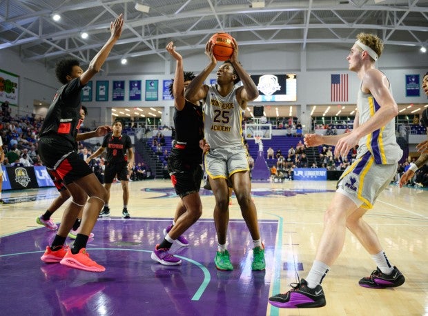 Five-star center Derik Queen was dominant on the interior for the Eagles, scoring 20 points, including 18 points in the first half. (Photo: Eugene Alonso)