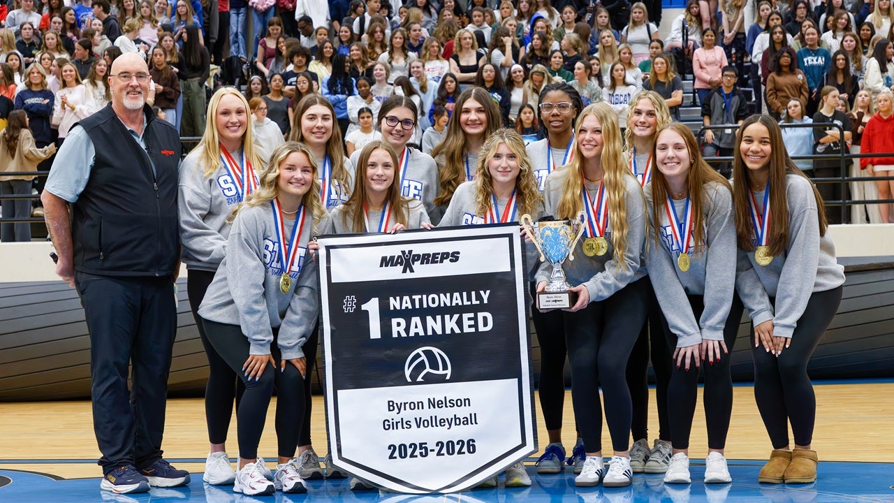 Byron Nelson receives championship banner