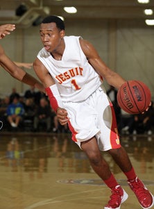 Akachi Okugo hit the game-winner 3-
pointer for Jesuit.
