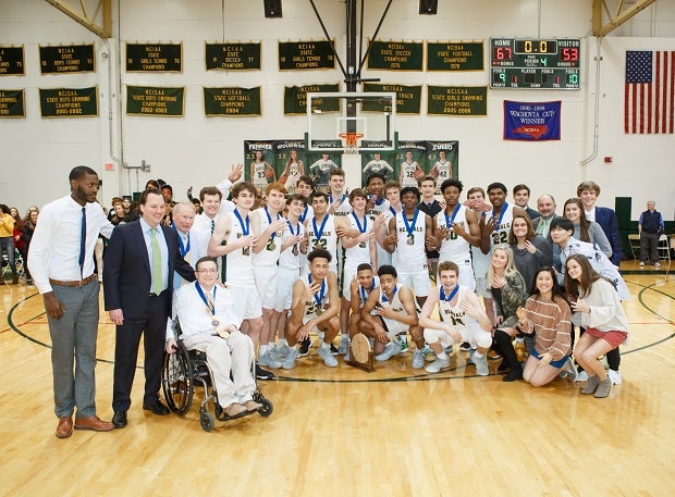Greensboro Day poses with the NCISAA 4A trophy.