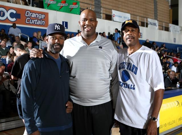 Denzel Washington poses with the dads of Anthony Stover (center) and Darius Morris after regional title.