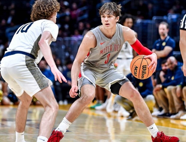 Mater Dei guard Owen Verna tallied 15 points, four rebounds and four assists in an 83-62 victory over St. John Bosco. The Monarchs debut at No. 14 in the MaxPreps Top 25 this week. (Photo: Louis Lopez)